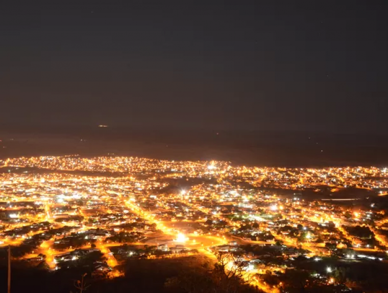 Serra do Estrondo em Paraíso mostra iluminação da cidade