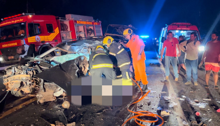 Corpo de Bombeiros fazendo o desencarceramento do veículo