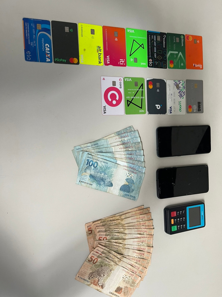 Dinheiro e cartões de crédito encontrados em poder do suspeito