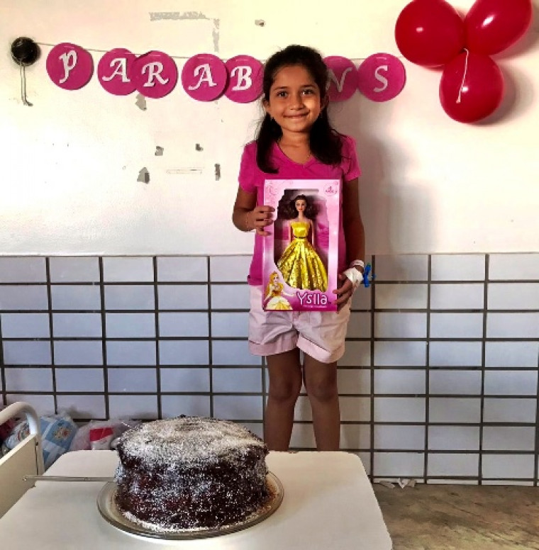 A aniversariante Manuella e o seu bolo