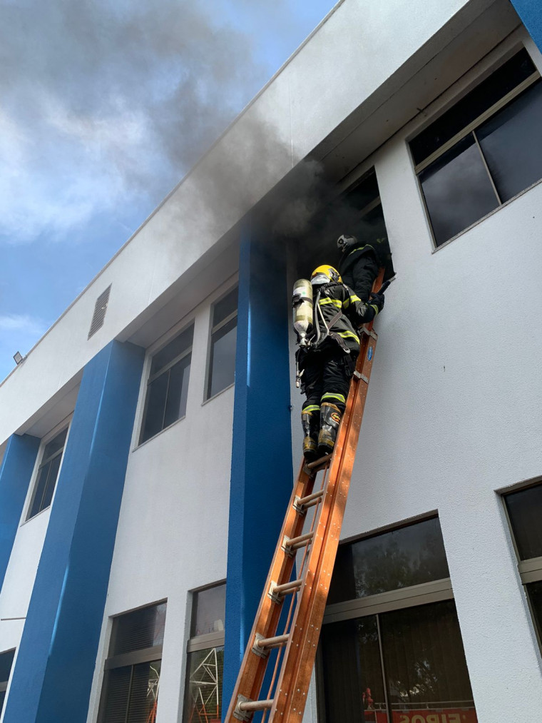 Bombeiros controlando princípio de incêndio na sede da Unitins, em Palmas.
