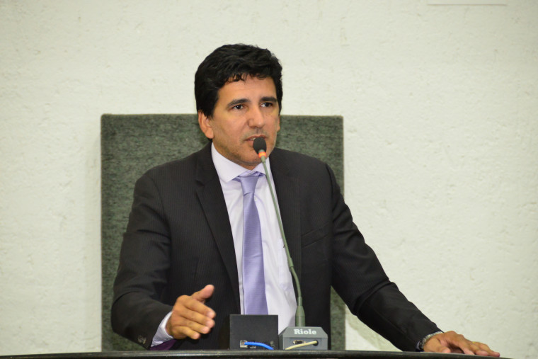 Júnior Geo é professor do IFTO, foi vereador por dois mandatos e se elegeu deputado em 2018