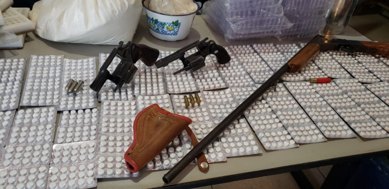 Armas e comprimidos apreendidos na operação