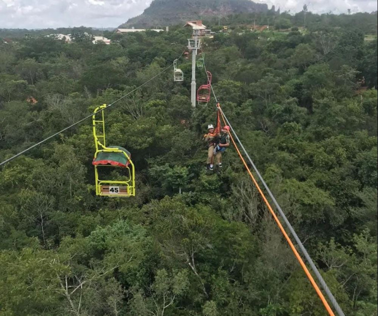 Turistas sendo resgatados do teleférico do Complexo da Pedra Caída.