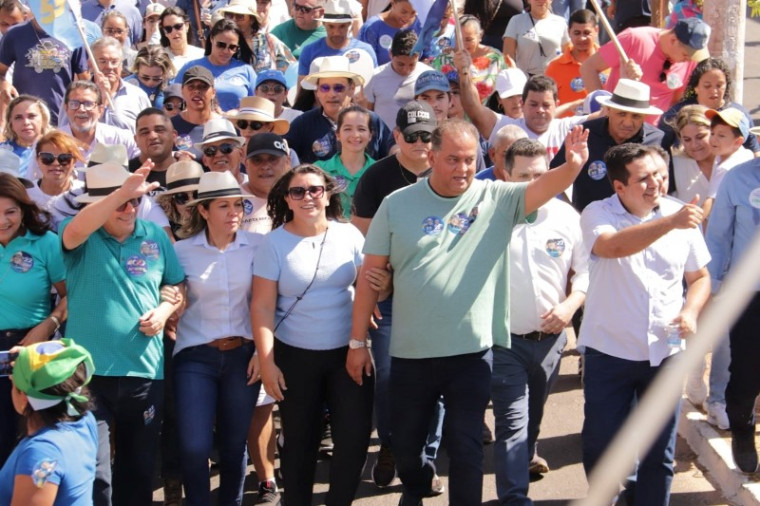Eduardo Gomes com Dimas e outros lpíderem em caminhada
