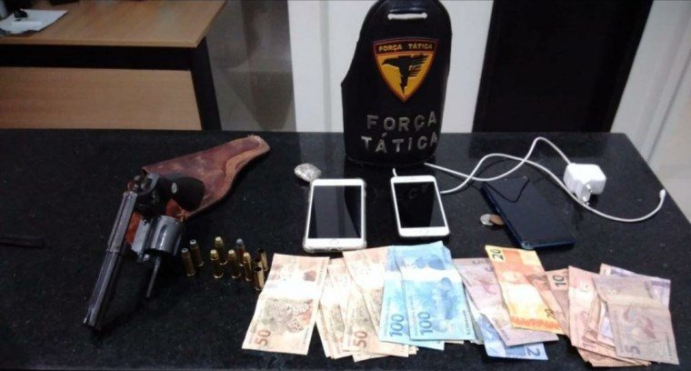 Arma, munições, drogas e dinheiro que estavam com os suspeitos