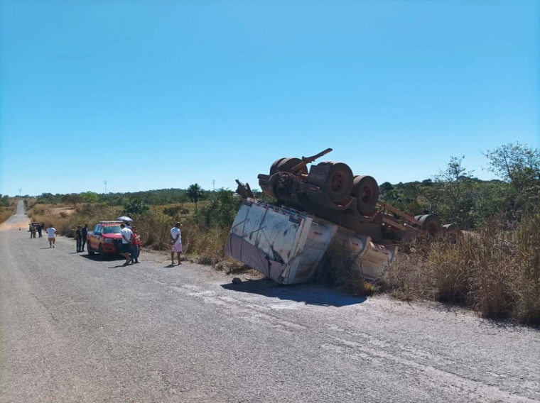 Caminhão tombado às margens da TO-262.