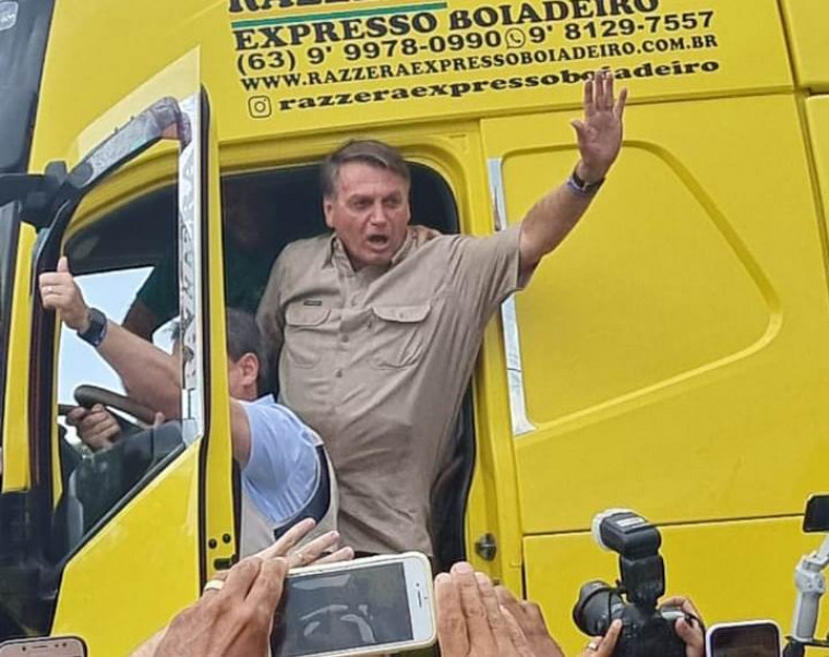 Bolsonaro entra na cabine de carreta e cumprimenta apoiadores em Araguaína