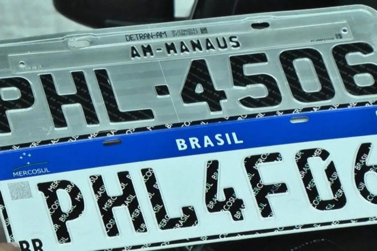 Dois tipos de placas de veículos no Brasil; em primeiro plano, a que está em uso atualmente.