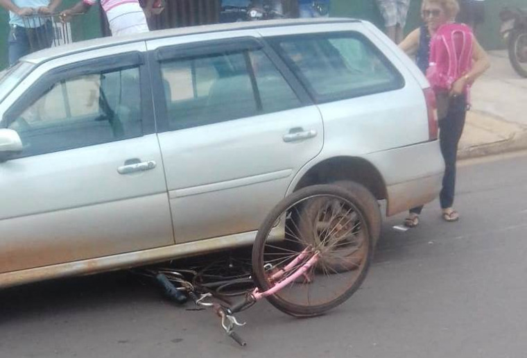 Bicicleta debaixo do carro
