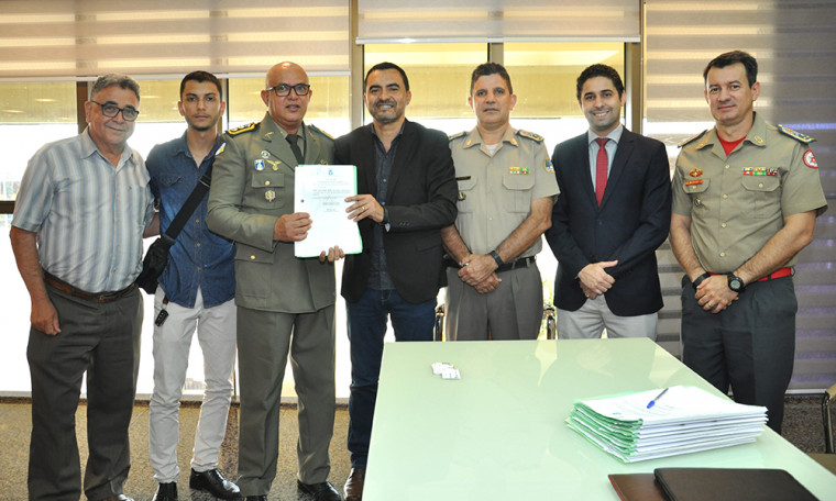 Wanderlei Barbosa assinou atos de promoção de 11 policiais militares