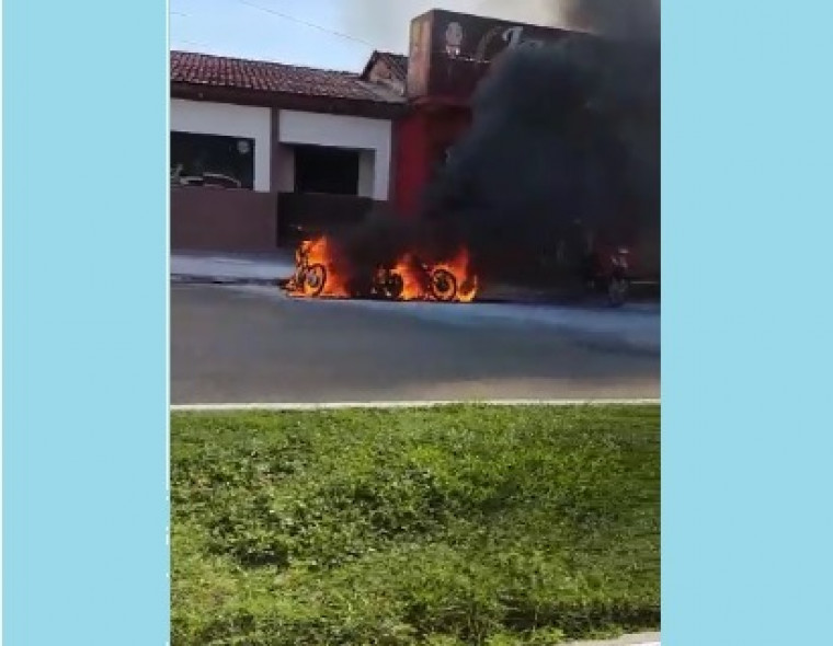 Três motos foram ficaram completamente queimadas