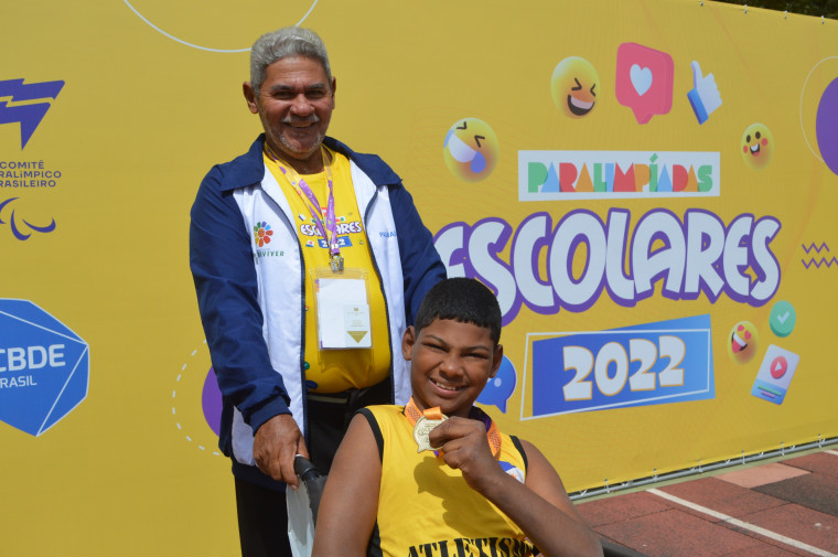 Jonivaldo e Marcos Felipe exibem a medalha de ouro conquistada nas Paralimpíadas Escolares