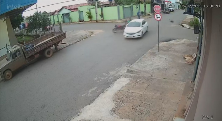 Táxi provoca acidente em cruzamento de rua em Araguaína.