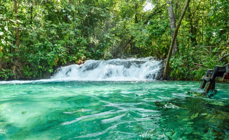 Cachoeira de água cristalina presente no Jalapão