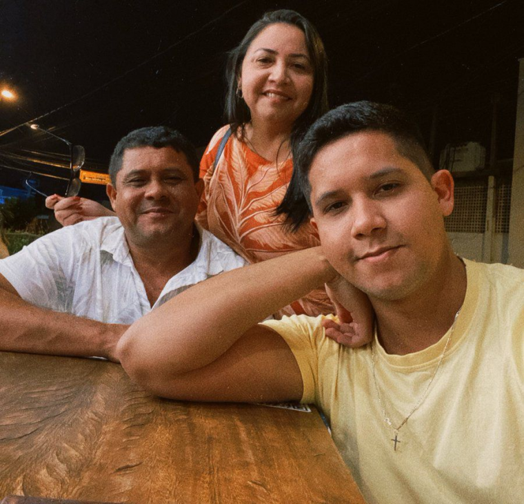 Tiago e seus pais em outra foto compartilhada por ele