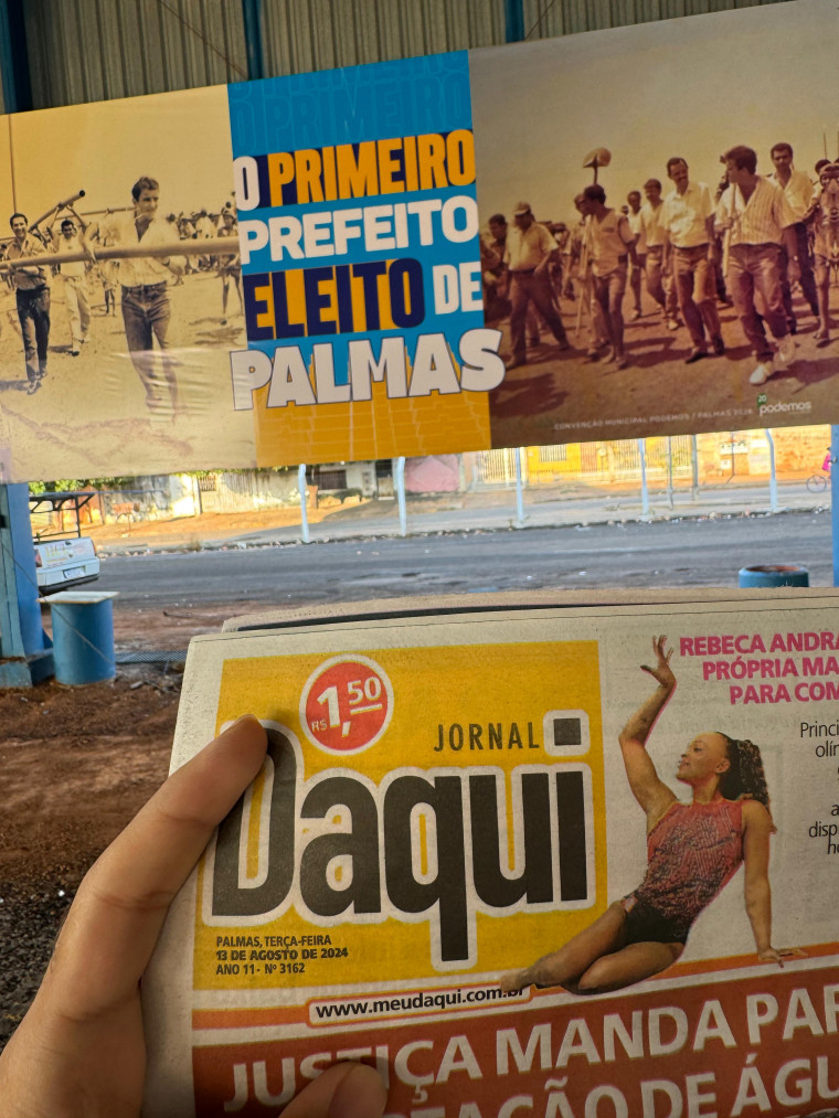 Foto com jornal de 13 de agosto comprova que as placas e faixas foram deixadas no local da convenção por quase duas semanas