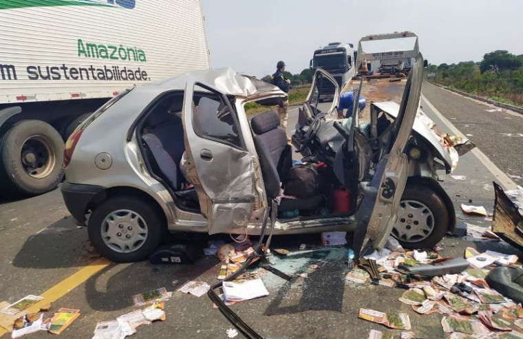 Veículo Fiat Pálio ficou destruído