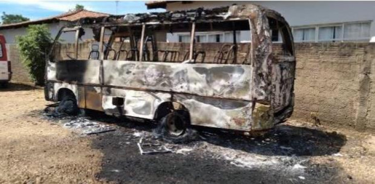 Ônibus queimado em Lajeado (TO)