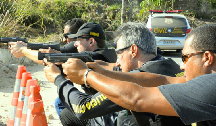 Policiais fazem treinamento de tiro durante Academia Itinerante