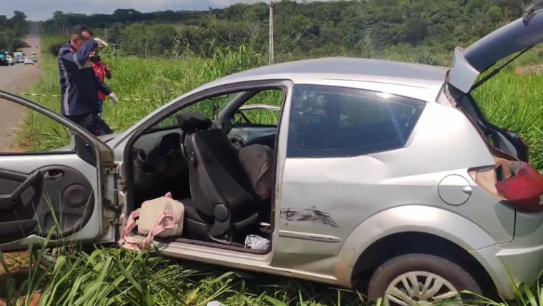 Ford Ka parou no acostamento