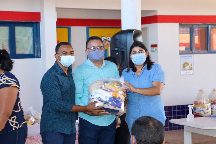 Atual prefeito usou dinheiro da merenda na distribuição de cestas básicas para os alunos