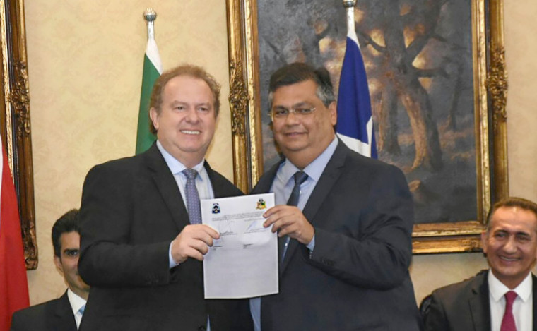 Encontro em 2019 entre Carlesse e Flávio Dino, quando assinaram protocolo de intenções da ponte