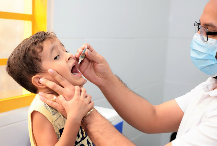 Para vacinar, os pais ou responsáveis precisam levar a caderneta de vacinação