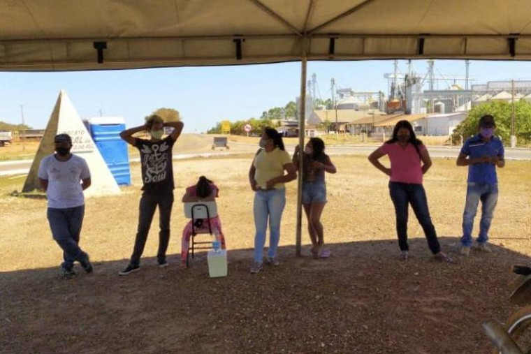 Indígenas do povo javaé barrados por fiscalização sanitária na entrada da cidade de Formoso