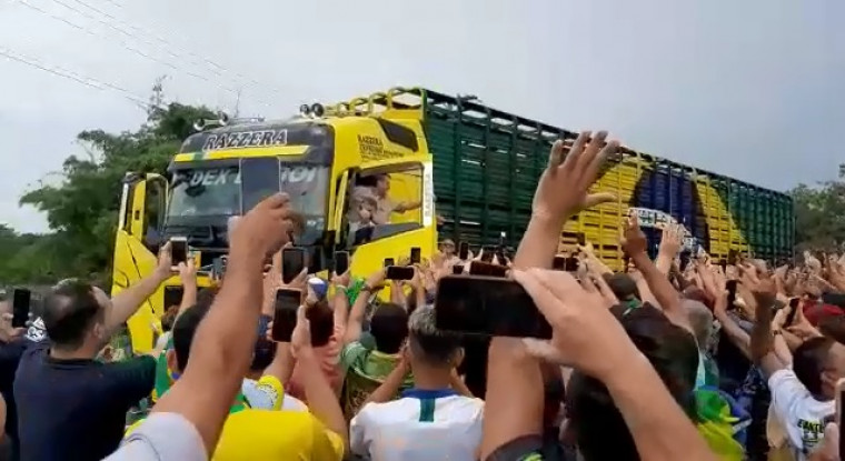 Bolsonaro com apoiadores em Araguaína (TO)