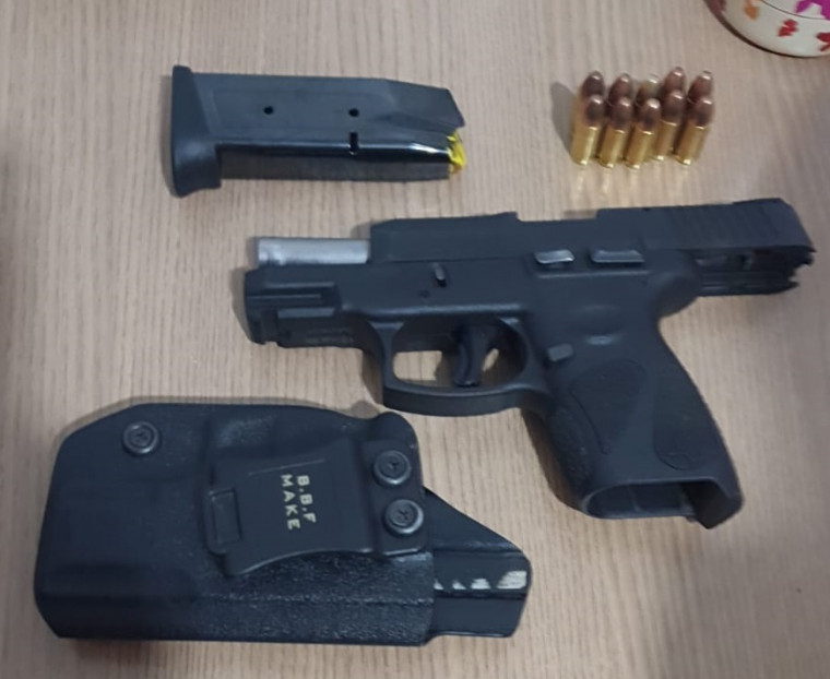 Arma e munições que estavam com o homem preso em Gurupi.