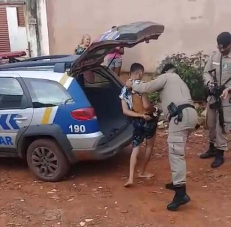 Um dos suspeitos foi preso pela Polícia Militar