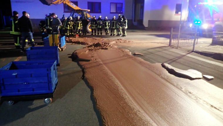 Mais de uma tonelada de chocolate invadiu a rua após o vazamento