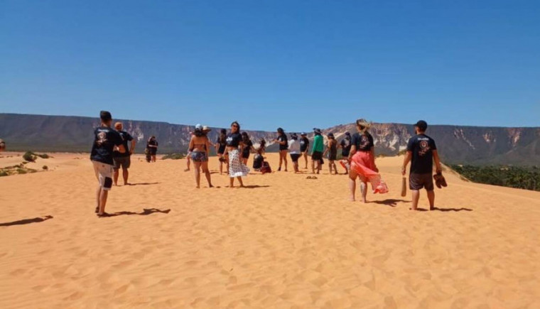 Turistas visitando as dunas do Jalapão.