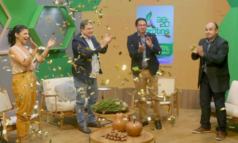 Equipe de apresentadores e secretários, César Halum e Élcio Mendes, no encerramento da feira