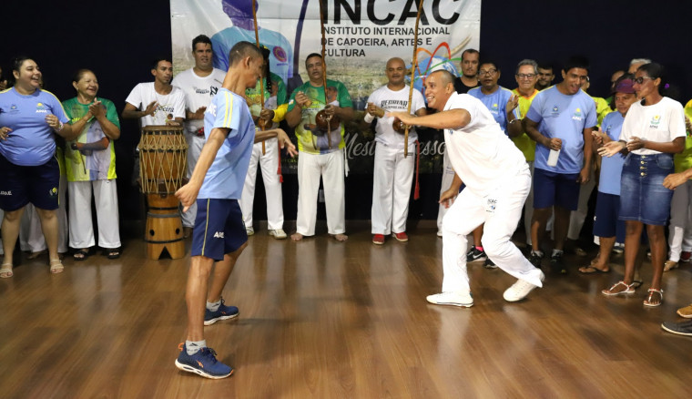 Instituto de capoeira promove inclusão e homenagens.