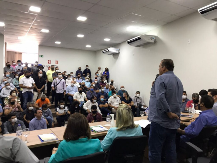 Eduardo Gomes em reunião com prefeitos da região de Guaraí