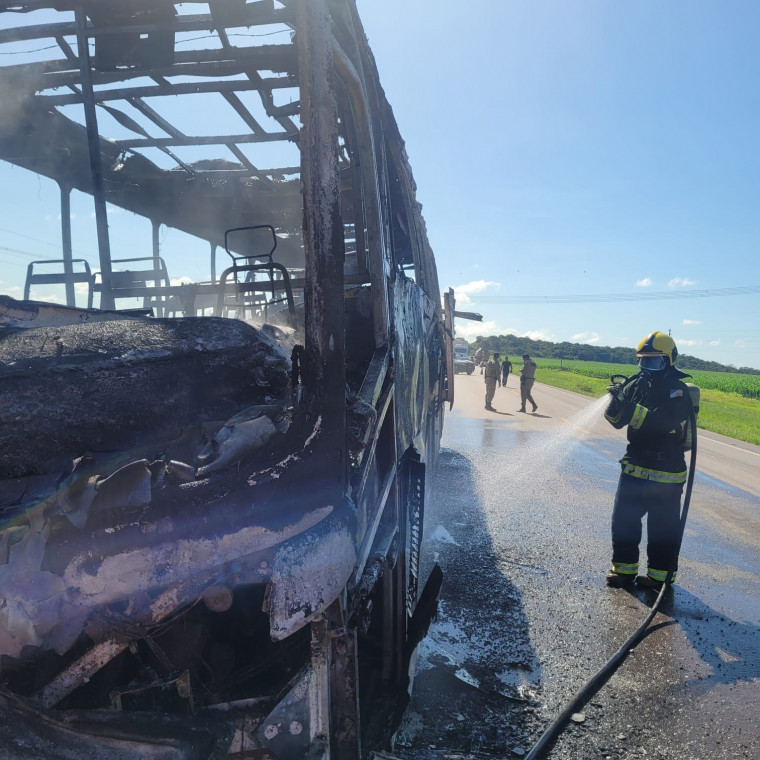 Parte da frente do veículo ficou destruída pelo fogo.