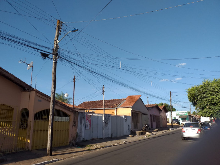 No Centro e Bairro São João podem ser encontrado ainda vários postes de madeira.