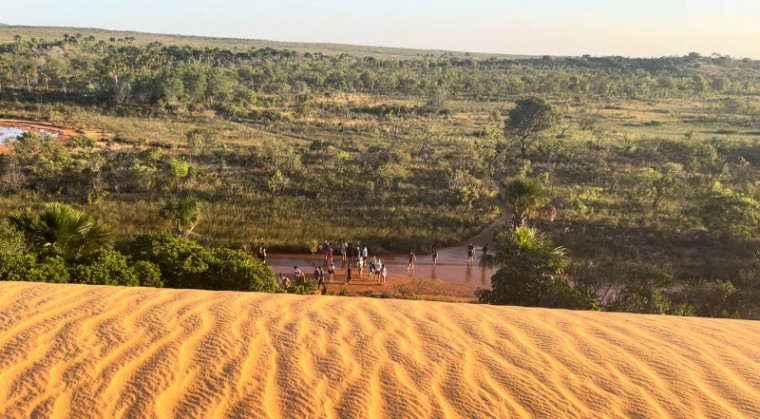 Turistas fazem trilha para chegar às Dunas