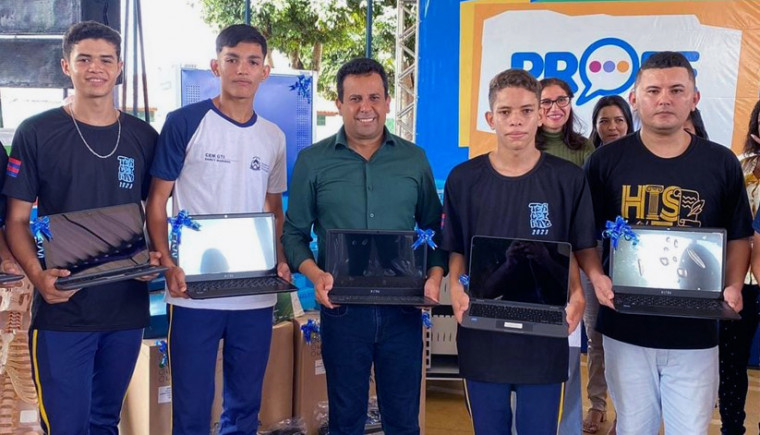 Secretário Fábio Vaz entregou os equipamentos para estudantes indígenas do Ensino Médio