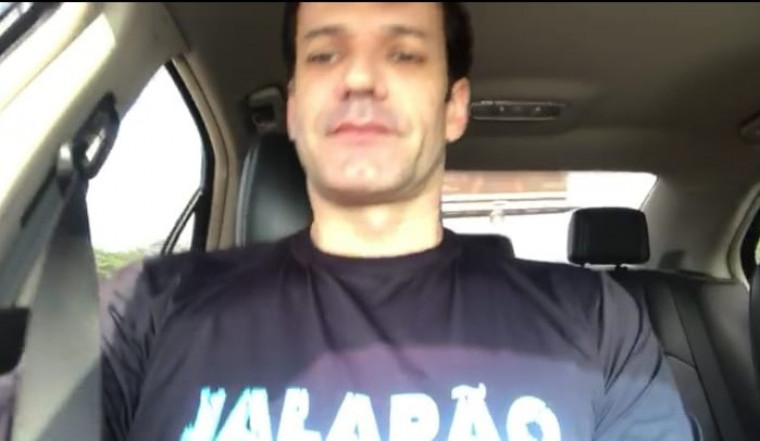 Ministro Marcelo Álvaro Antônio veste camisa com nome Jalapão ao embarcar para Espanha