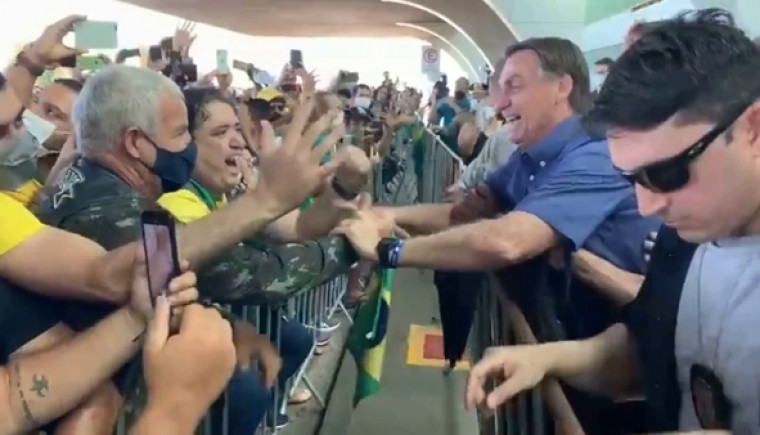 Bolsonaro é recepcionado por militantes em Palmas