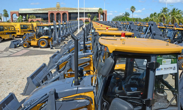 Máquinas estão em frente ao Palácio Araguaia
