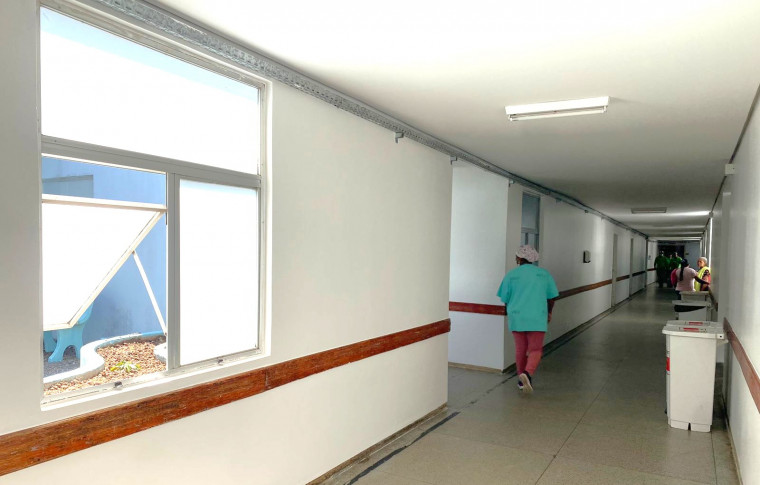 Hospital Regional de Araguaína com corredores vazios