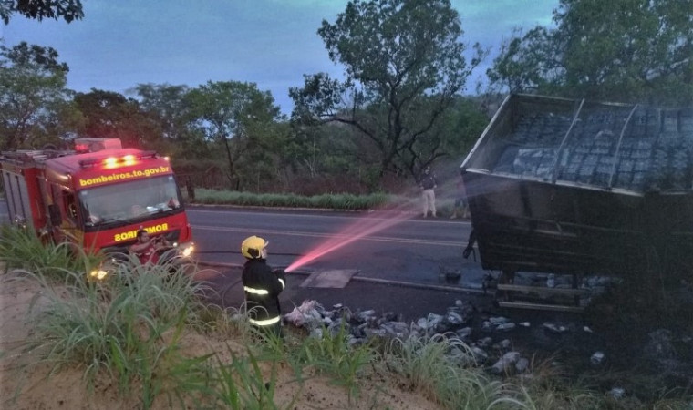 Bombeiros evitaram que o fogo destruísse o caminhão
