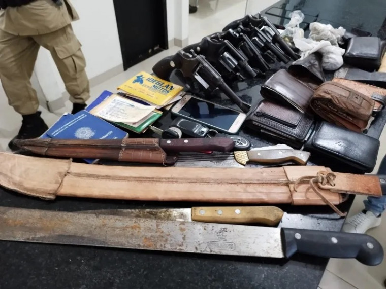 Armas e munições apreendidas com os suspeitos em fazenda.