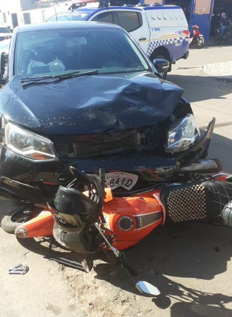 Apesar do impacto, o motorista não sofreu ferimentos graves