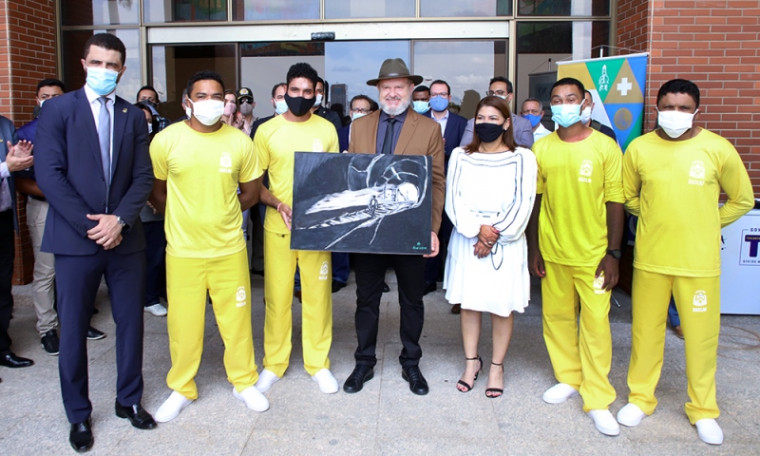 Durante o lançamento do programa, governador Mauro Carlesse recebeu quadro pintado por reeducando
