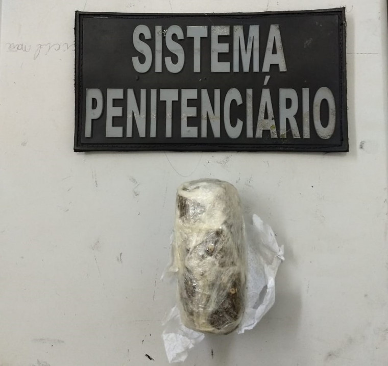 Uma mulher foi presa em flagrante ao tentar entrar com 95 gramas de maconha na CPP de Palmas